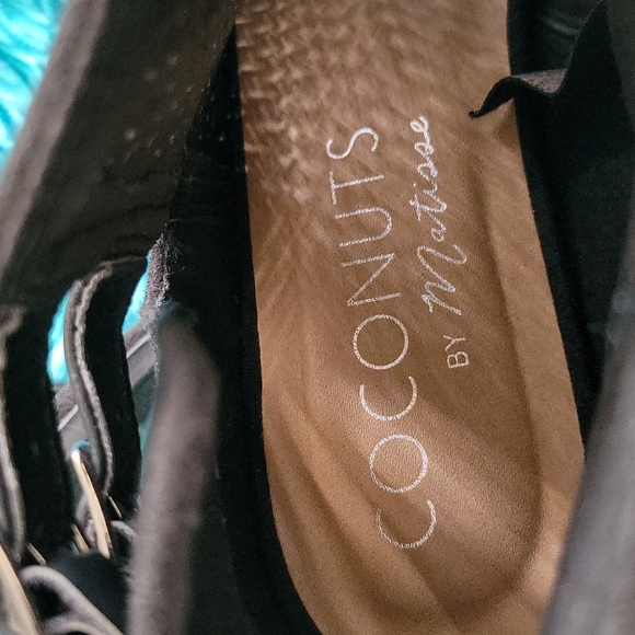 Coconuts by Matisse Laser Cut Chunky Heel Booties Size 10 - Picture 6 of 8